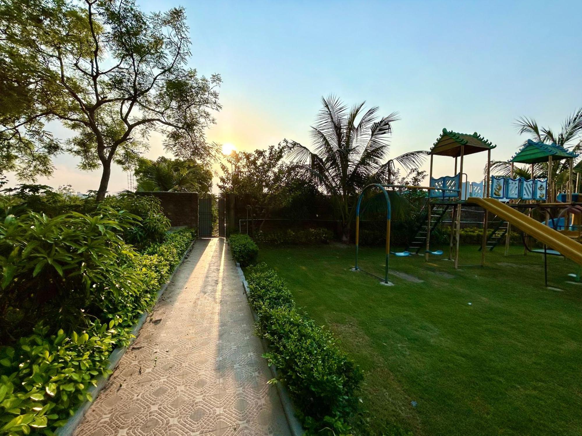 Palli Bangla Resort, Near Ruby Hospital, Anandapur Kolkata Bagian luar foto
