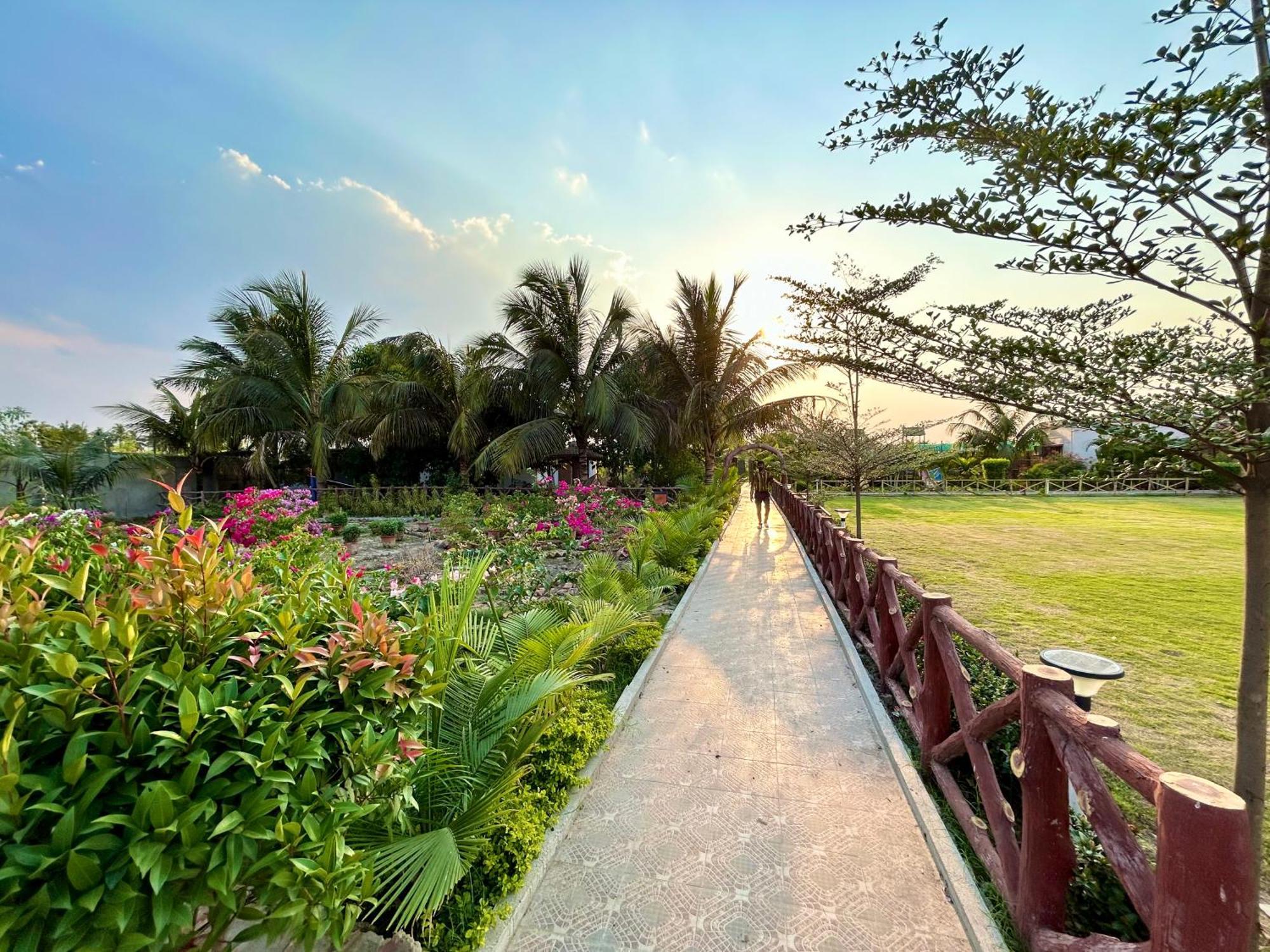 Palli Bangla Resort, Near Ruby Hospital, Anandapur Kolkata Bagian luar foto